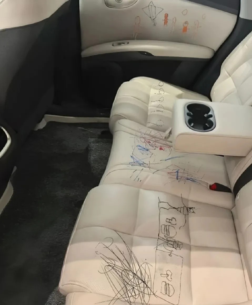 突然理解提新车的人，为何会性情大变……新车刚开一星期左右，就让孩子自己在车里待