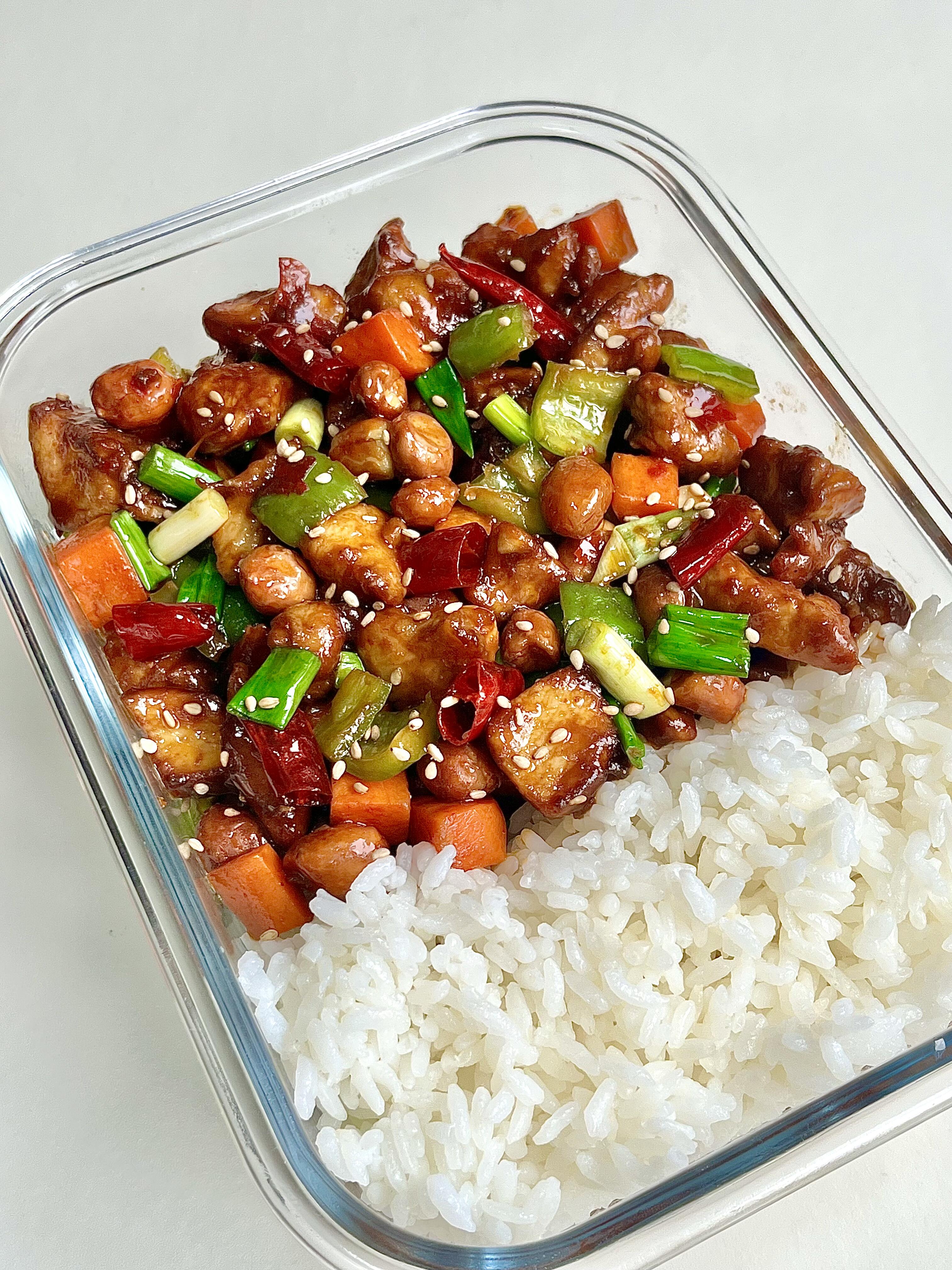 香辣过瘾辣炒鸡丁，家常做法零失败，配饭巨解馋爱吃辣的姐妹看过来！这道辣炒鸡丁，