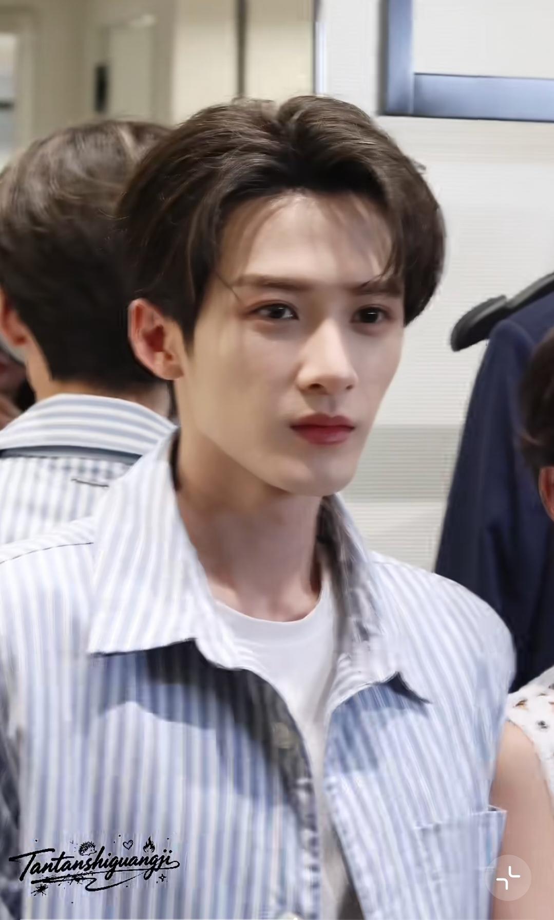 谁懂啊！他真的在古人与现代人之间切换自如，帅到我失语！檀健次今天北京MK线下品牌