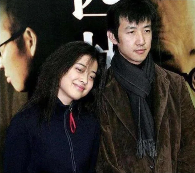 当年，梅婷求婚导演鄢颇：“我太爱你了，让我嫁给你吧。”鄢颇却说：“结婚可以，但你