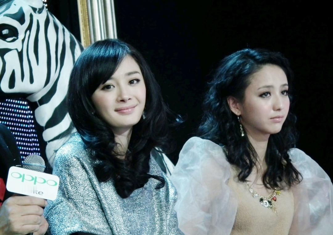 合影真的是很奇妙，当年看宫这部剧，单看五官，很多人都会觉得女二号佟丽娅的五官比女