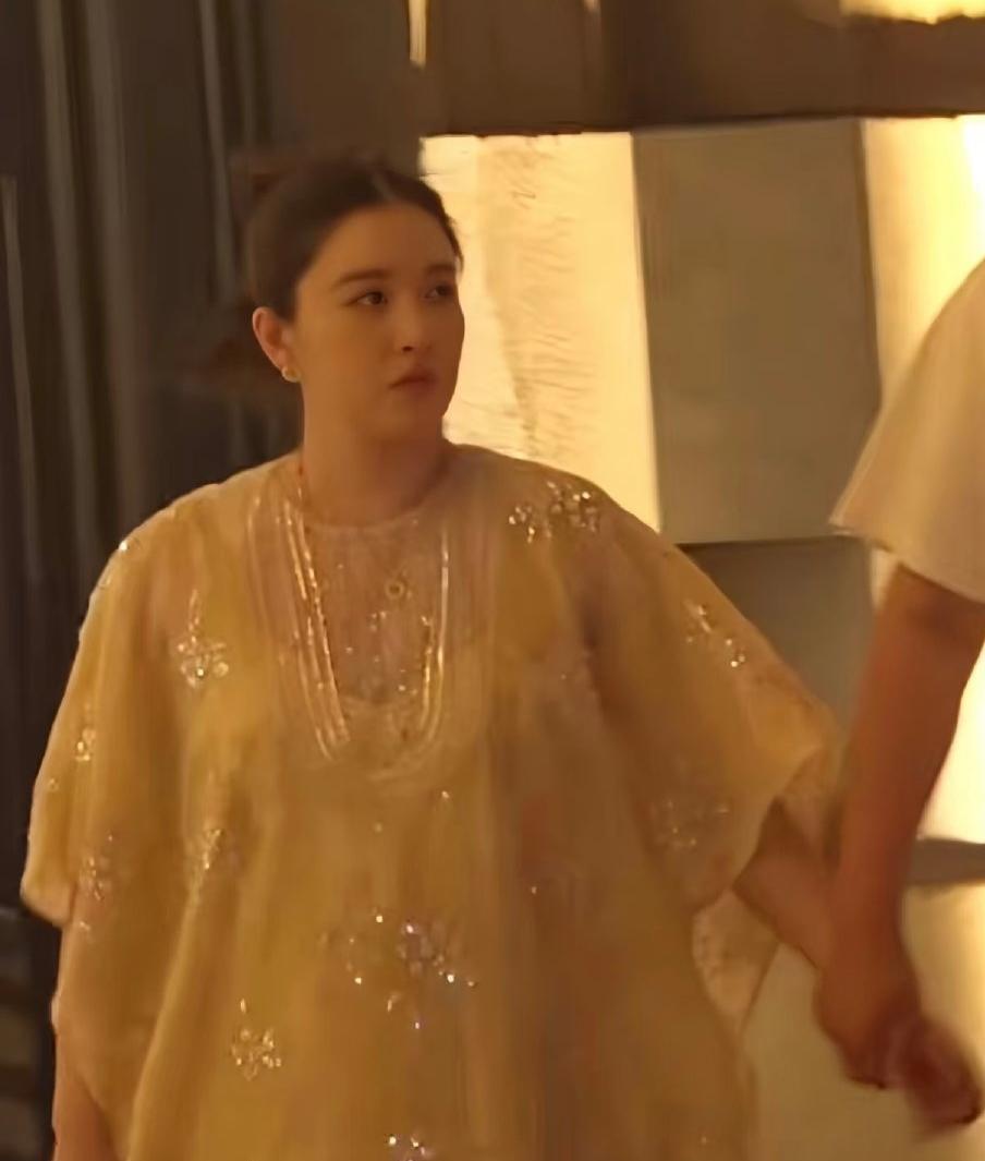 阚清子逛母婴店，肚子大得像扛了俩西瓜，没美颜没滤镜，素颜出街被夸爆了。她不赶通