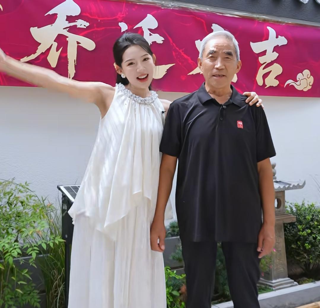 麦小登房子没有盖成二楼引热议！乔迁一个邻居都没出现，网友:这是变相的打邻居的脸！