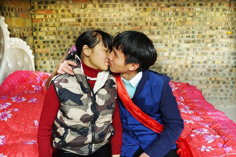 不领结婚证箅不算是夫妻？别再被摆几十桌酒就算结为“正式夫妻”的老