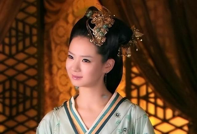 公元前129年，60岁的馆陶公主刘嫖正享受着养子董偃的服侍。突然，刘嫖伸手，抚上