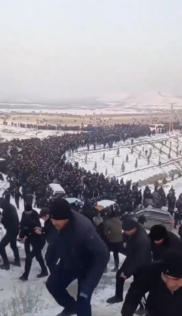 该报道称，数千名来自北库尔德斯坦的库尔德人冲破土耳其设置的边境线，前往罗贾瓦声援