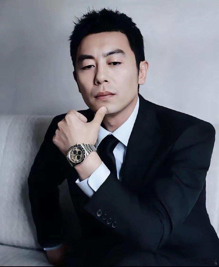 有人心疼朱亚文，说他给陈晓做男配，完全是大材小用了，说陈晓演技还不如他，为啥他做