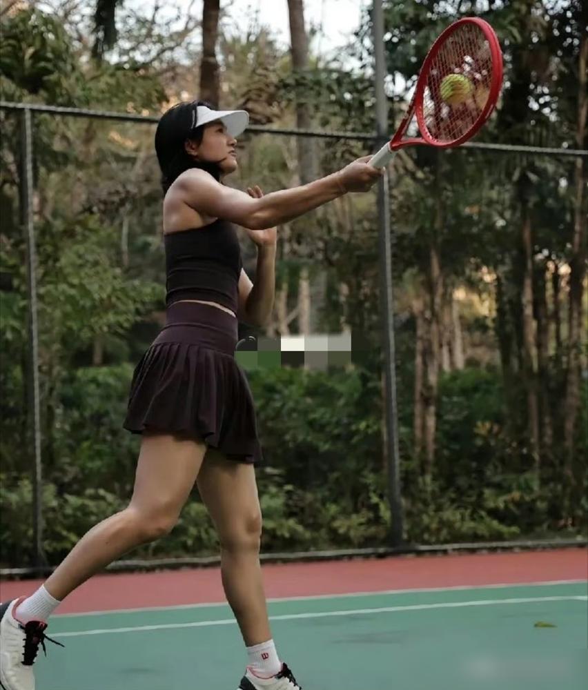 瞿颖在综艺里跟papi酱唠嗑。提起球友朱丹，直说她特别黑。朱丹没玻璃心。