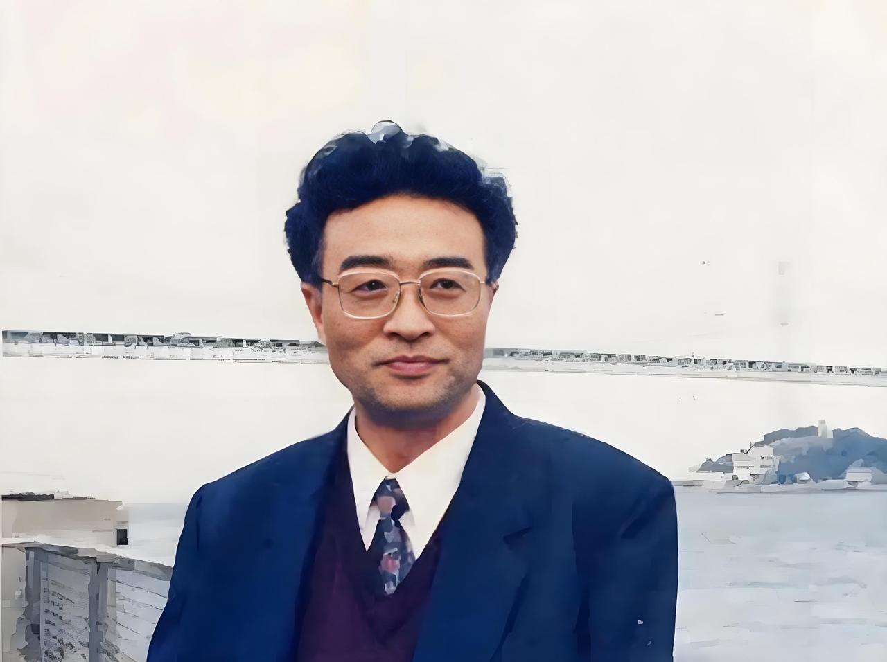 他名叫刘铁骑，是大贪官刘青山的儿子，1952年，刘青山因贪污155亿被枪毙，当时