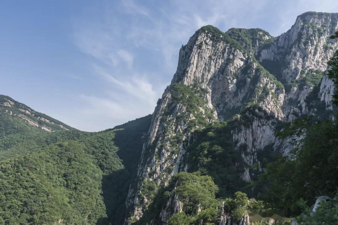 初夏的河南太适合“走走”了！嵩山群峦叠翠、太行大峡谷鬼斧神工、关山红石峡丹霞