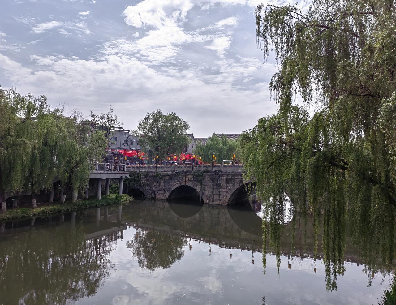 发现洛阳、新乡的停车场二十四小时内收费有上限，某些地方简单的按小时计费。而且洛阳