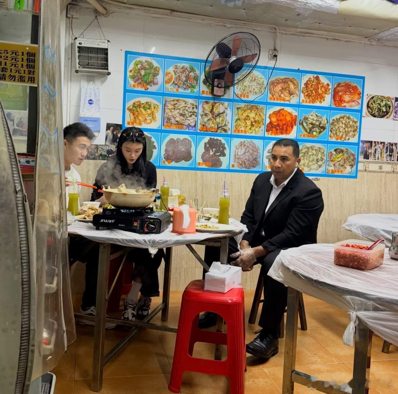 何猷君奚梦瑶和保镖同桌吃饭何猷君奚梦瑶和保镖一起吃饭何猷君奚梦瑶澳门吃饭被偶遇