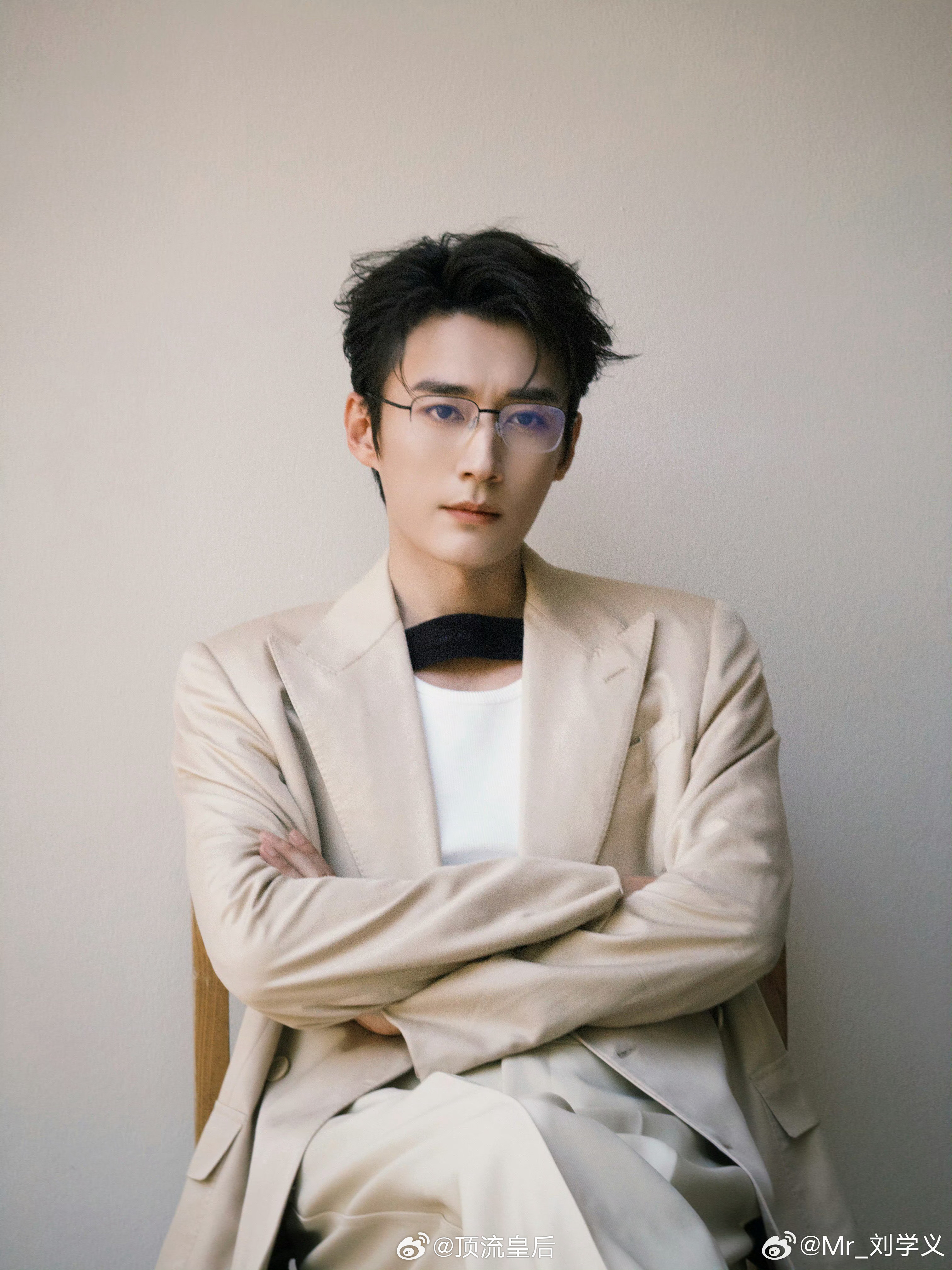 戏外是美男子，戏里是霸气的王，这种超绝反差感在刘学义身上体现的淋漓尽致。