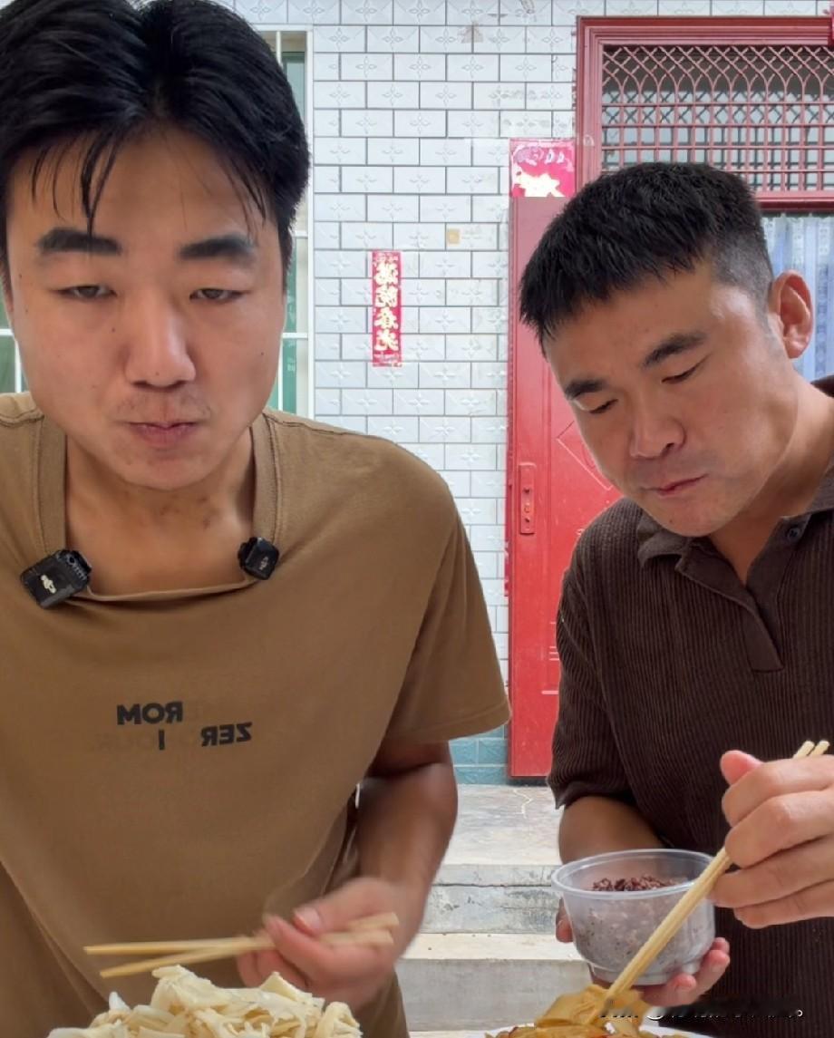 小故事！今天灵洋家直播带货。半熟急匆匆跑了过来，到了灵洋这儿啥