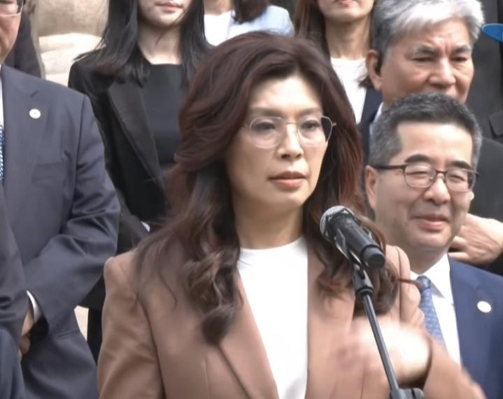 来访大陆第二天，郑丽文到南京拜谒中山陵。郑丽文说：由于一百三十年前的甲午海战