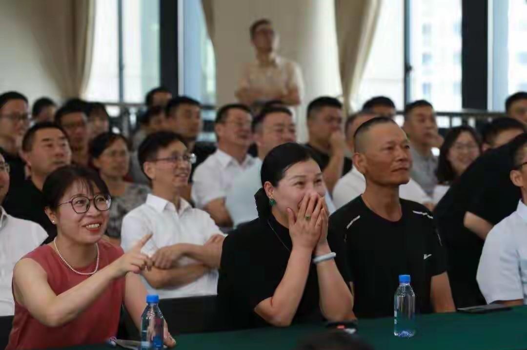 这才叫心有灵犀，在那么多方阵中，这位妈妈硬是在电视屏幕中找到了自己儿，妈妈说儿子
