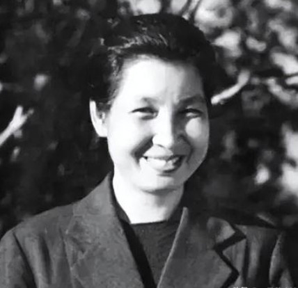 一天毛主席正在院子里烧水，只见一位漂亮的女红军轻轻绕到毛主席背后，猛然拍了一下毛