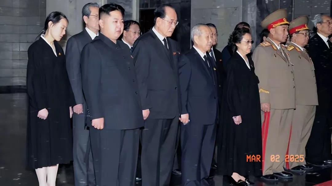 朝鲜金正恩金与正兄妹及姑姑金正姬，率朝鲜党、政、军大员，向朝鲜已故领导人金正日默