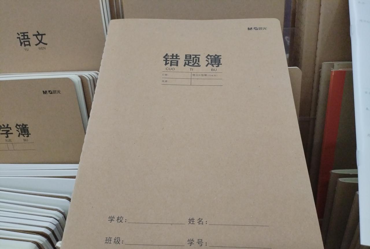 有位同学，小学时颇为强势。去年，大家都到了退休年纪，班长便号召聚一聚，于是众人在