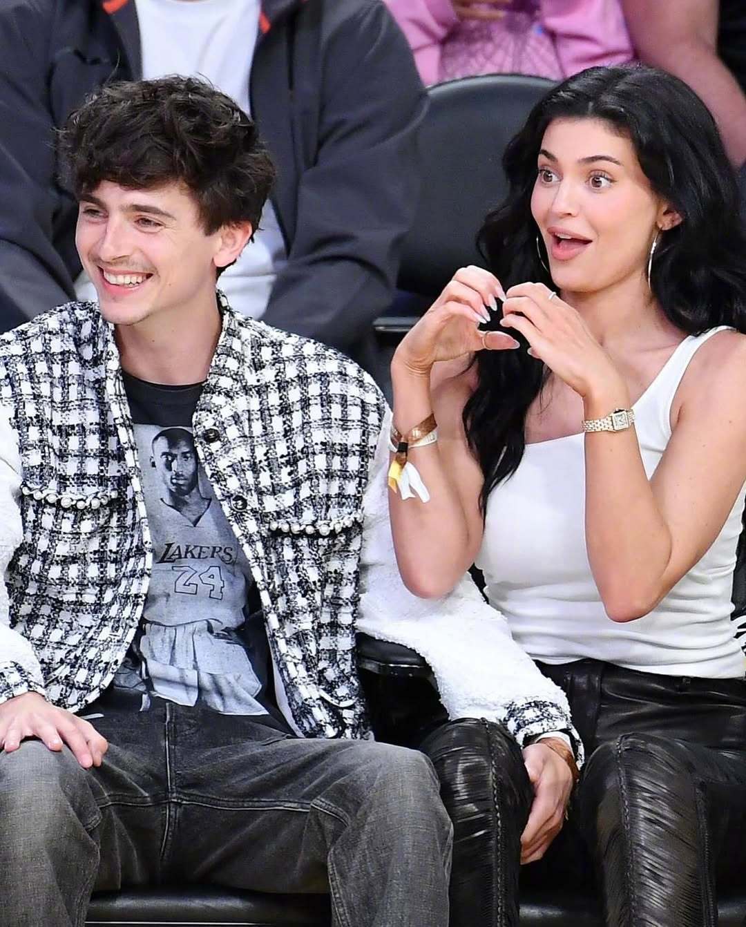 詹娜车库里永远停着车吗？