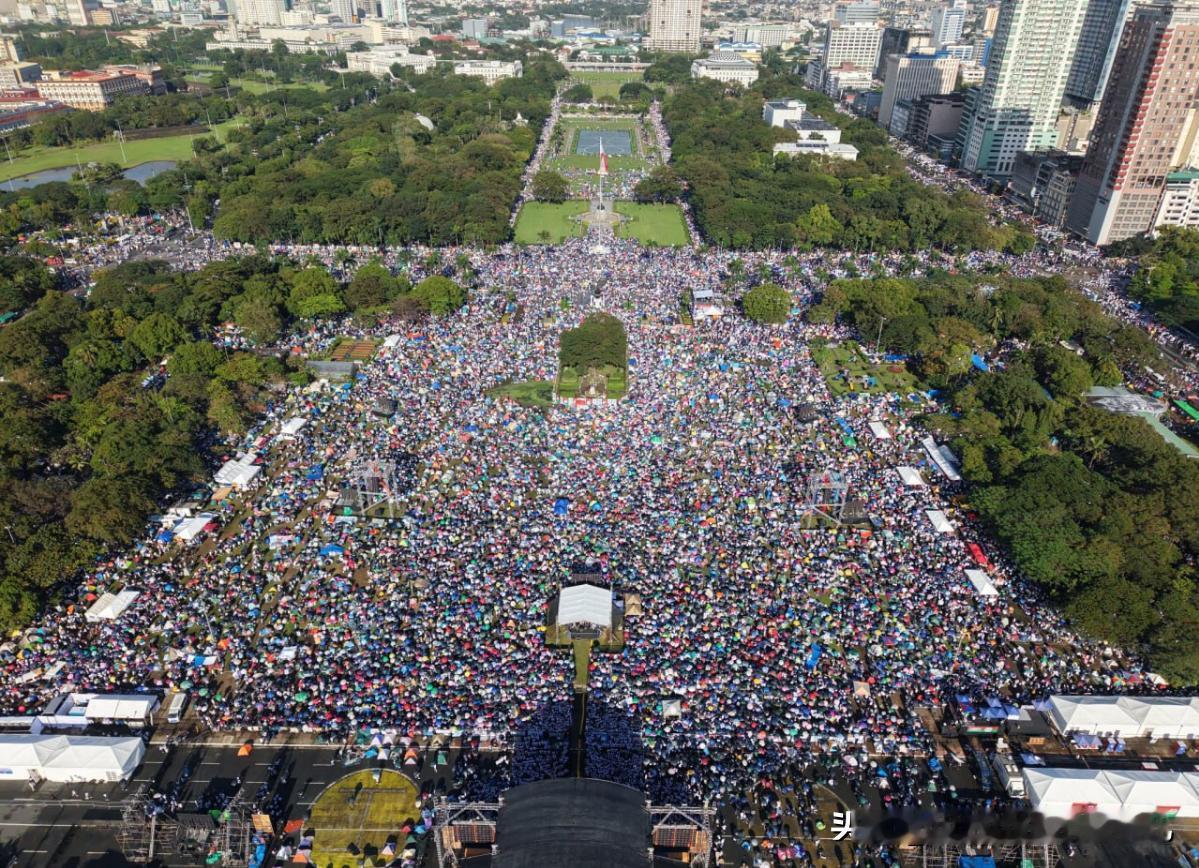 菲律宾数十万人在首都马尼拉举行抗议活动，反对政府腐败。菲总统马科斯还能扛多久？1