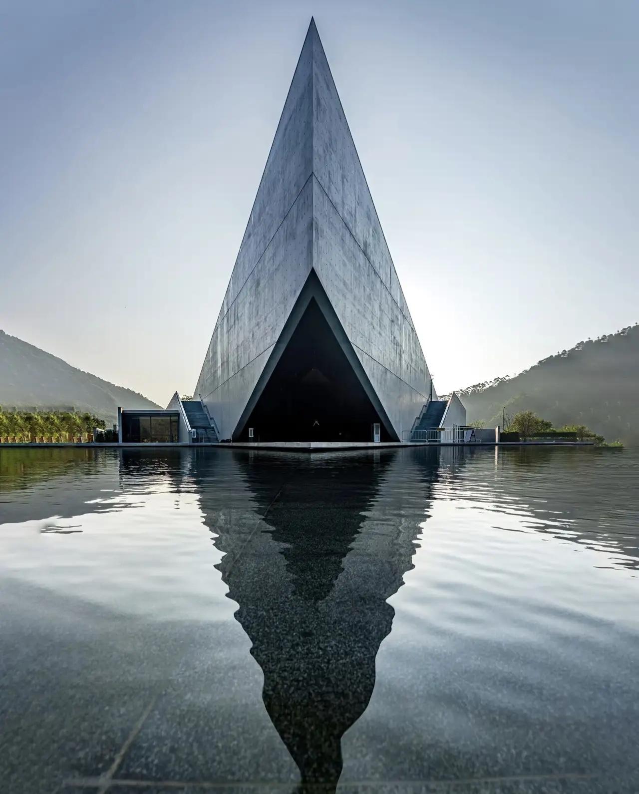 日本建筑大师安藤忠雄在广东河源建的“诗之礼堂”，最近竟因为像“毒蛇头”火了？