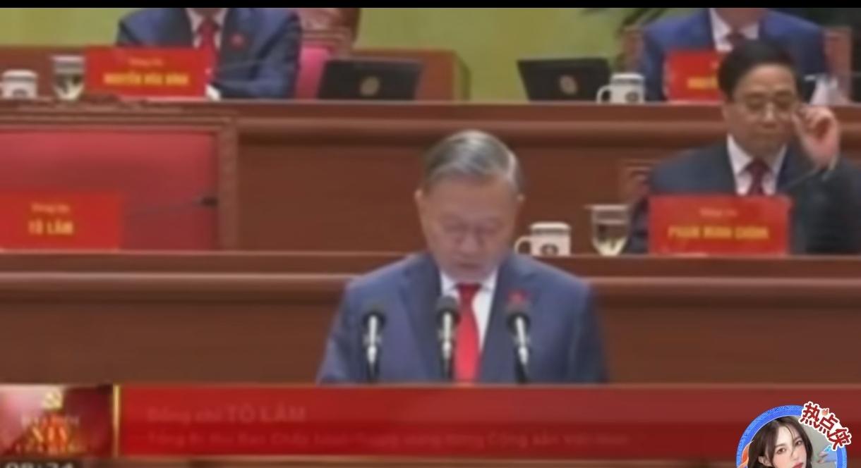 越南十四大开幕式特点是“高度模仿，定位不准，脚踏两条船”。越南现在应该