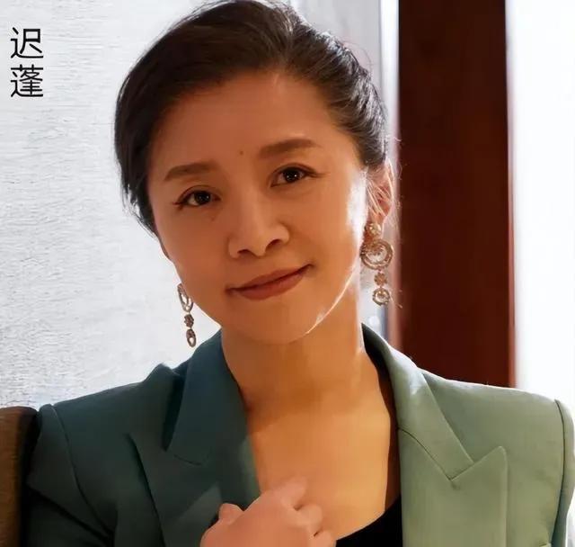 《生万物》里，迟蓬演的农村婆婆，看着就像从乡下找来的可私下里，她完全不是这样