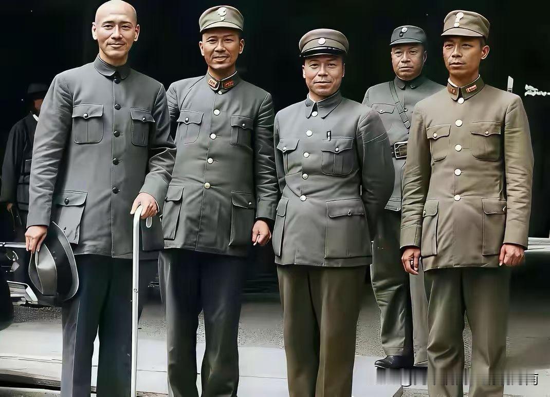 这张照片拍摄于1938年徐州会战期间，是蒋介石与第五战区高级将领的合影。照片中人