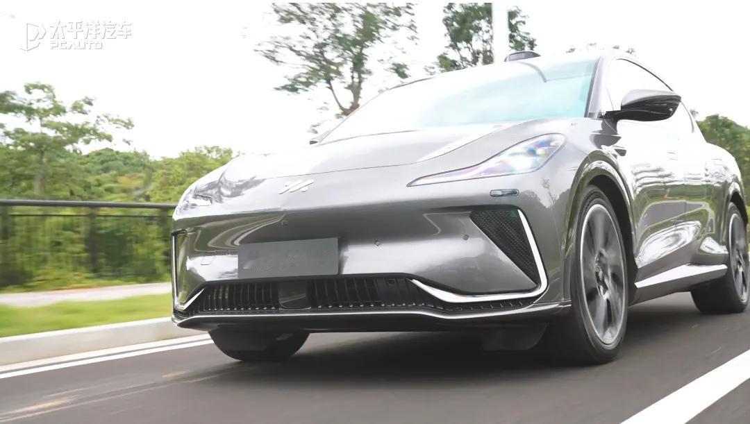试驾智己LS7焕新版:875伏架构，零百加速3.9s！1、新车用上了875伏架