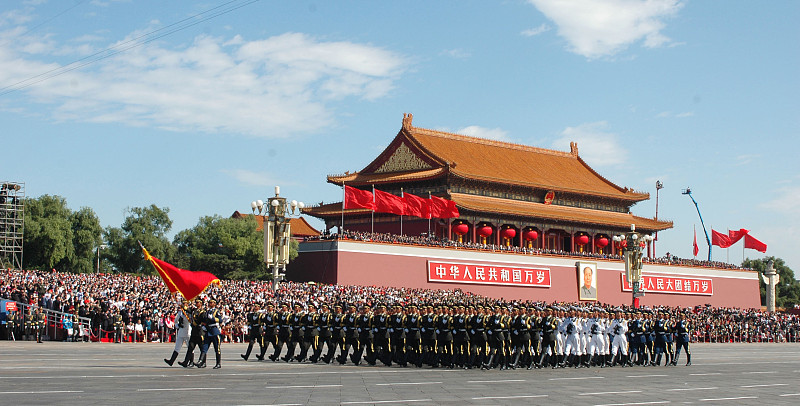 今年国庆最戳我的，是香港维多利亚港那场烟花汇演。提前3小时就有人扛着相机在湾仔海滨长廊、尖沙咀星光大