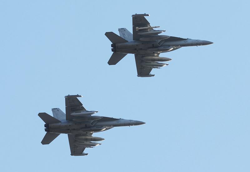 据澎湃新闻和新华社消息，当地时间2026年3月13日，两名美国官员透露，五架美军