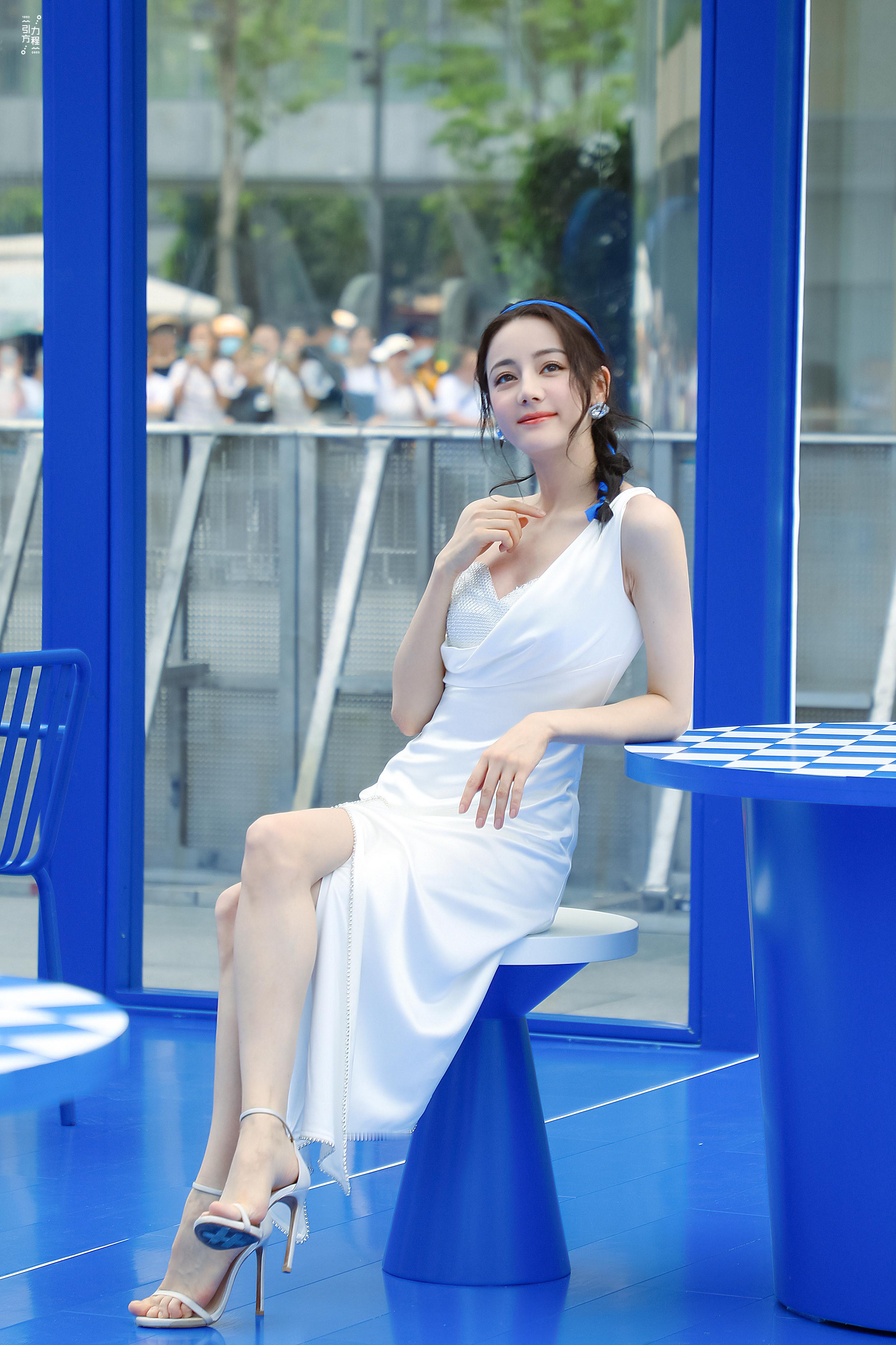 王亚飞迪丽热巴迪丽热巴1664活动现场其实美丽的巴巴什么妆容都能驾驭