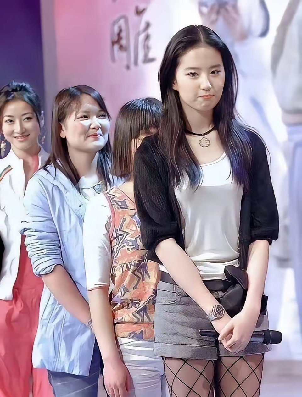 明星和普通人气质就是不一样，以前觉得刘亦菲没有那么高，现在看来她有没有1米65啊