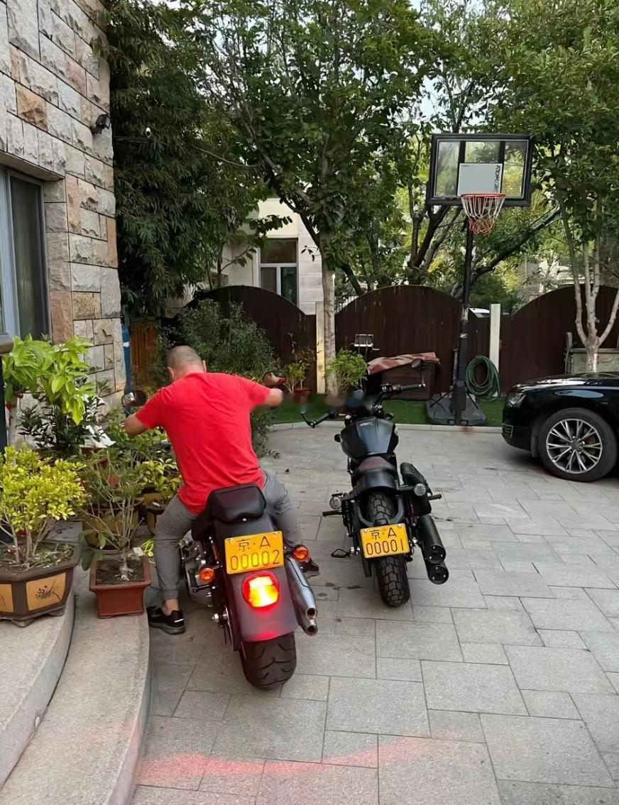 京A摩托牌照随着气温的增加应该涨价~~~但是目前的行情~~~这是为什么呢？？？