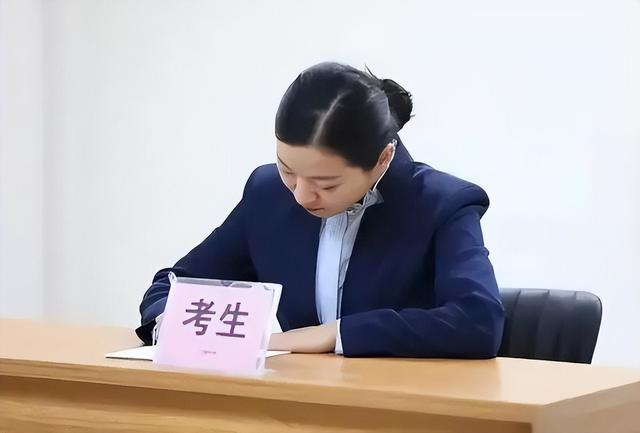 参加公务员面试，对报考同一职位的考生来说，排在前面进场的考生吃亏吗？我曾听一