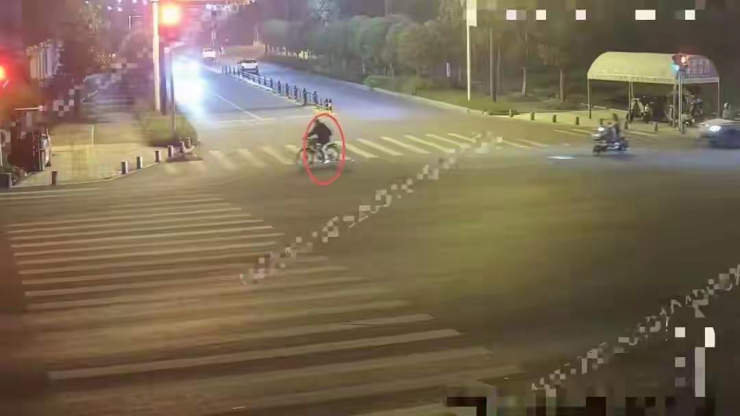 傻到家了！男子偷车骑42公里回家被抓！根据媒体报道，近日湖北武汉一男子偷了一辆家