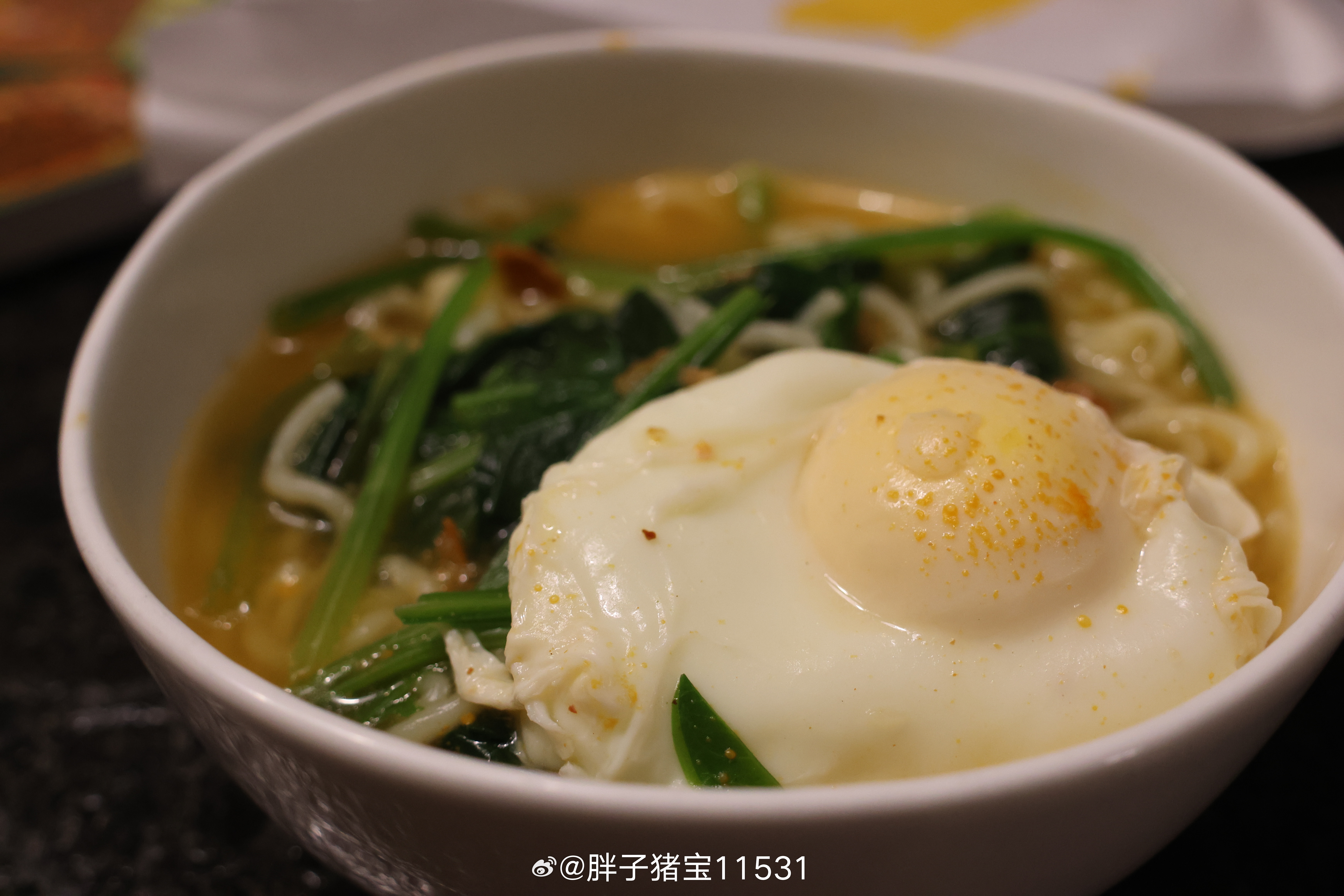昨晚的宵夜，实际上4点吃完了，晚上真的不饿。但是嘴馋啊，买了麦旋风，炸鸡盒，老公