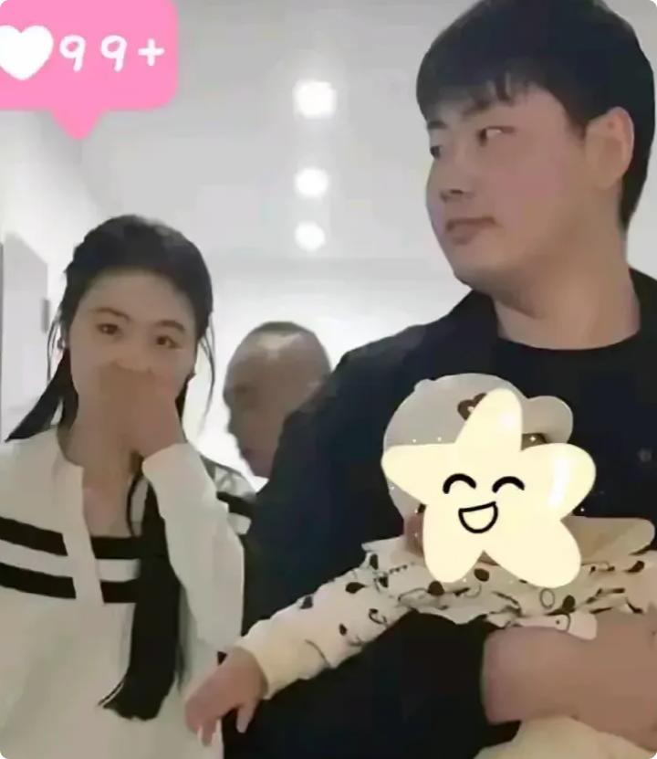 大衣哥两任儿媳对比：陈亚男高调翻车，陈萌靠智慧稳坐朱家大衣哥朱之文家的两个