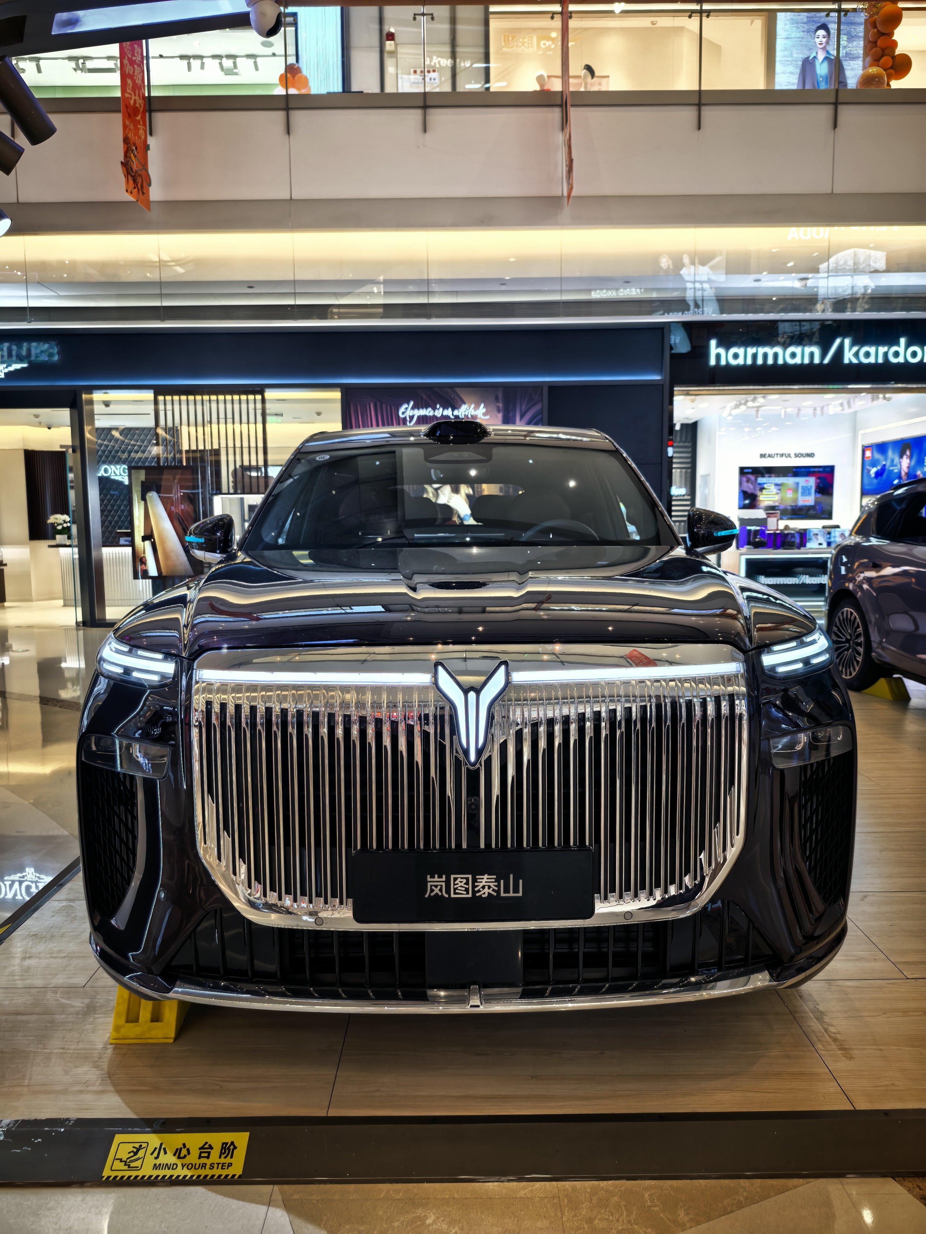 附近商场里的岚图展位面积扩大了，泰山登场。周末看这车的不少，就它前脸这的气势，也