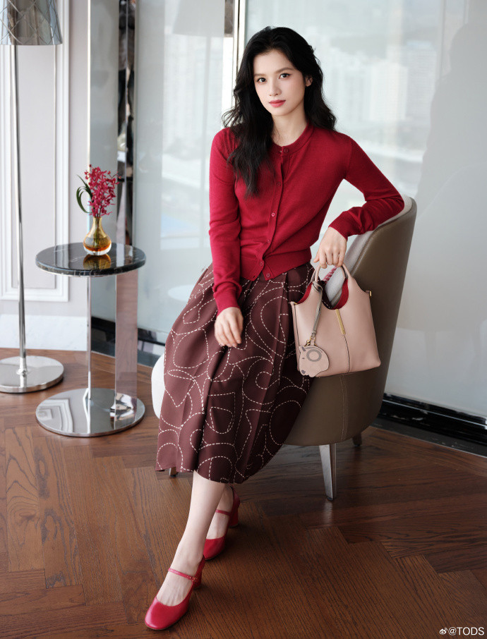 张婧仪TOD'S新物料，此女真的很适合穿红色！