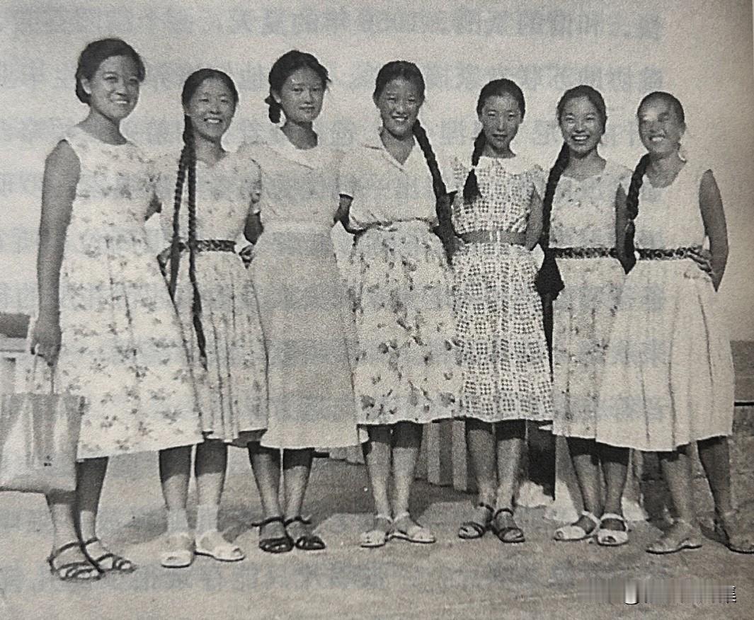 1961年8月，一群充满理想与朝气的青年人在北京颐和园的珍贵瞬间。照片中的人物是