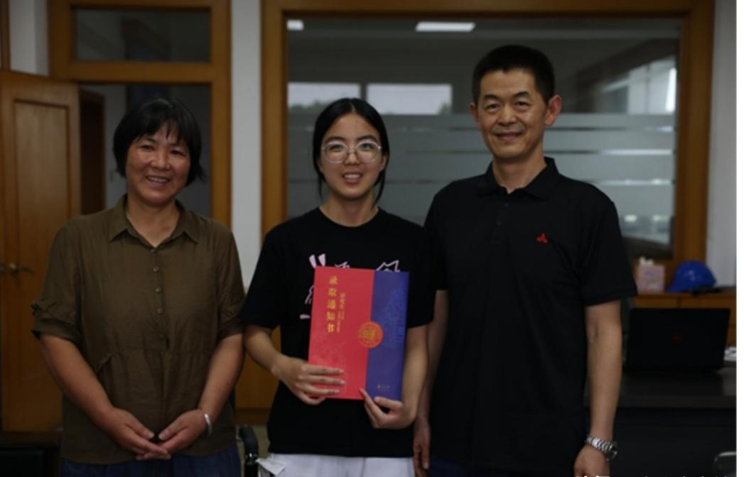 浙江1女大学生，2019年起每月准时收到1000元陌生转账，4年后，她被保送复旦