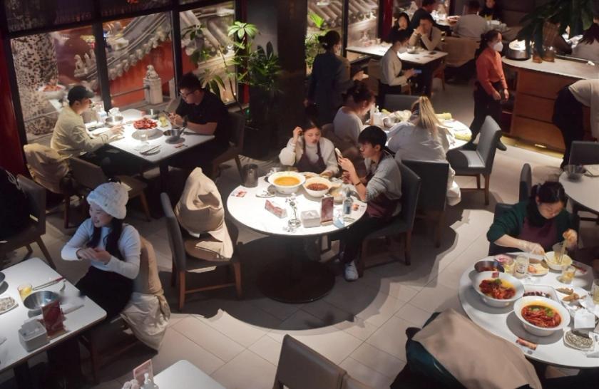 有人喊：关掉电商、取消外卖，街上人就多了，烟火气就回来了。听着解气，其实想简