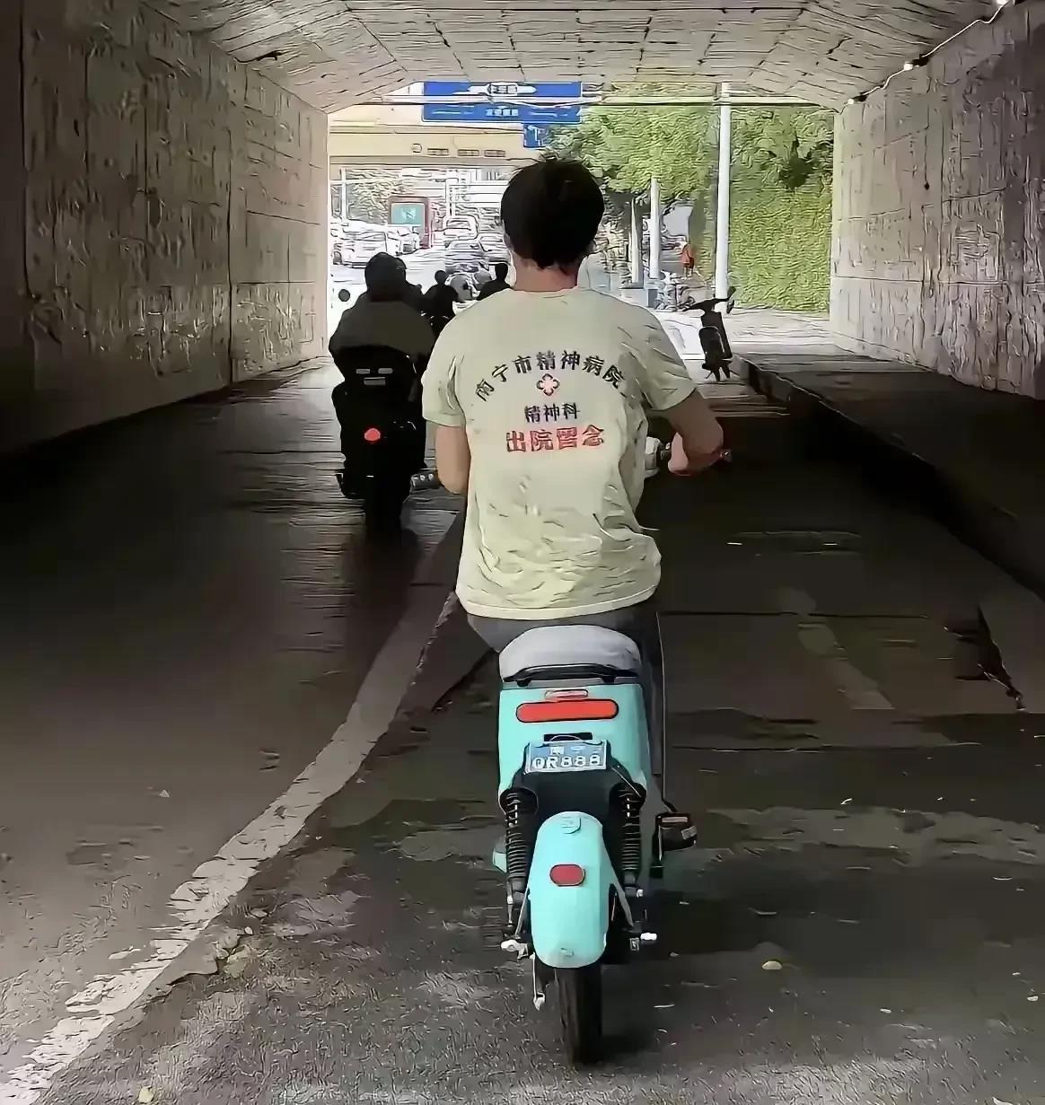 小伙子这衣服炫得……我竟然哑口无言。