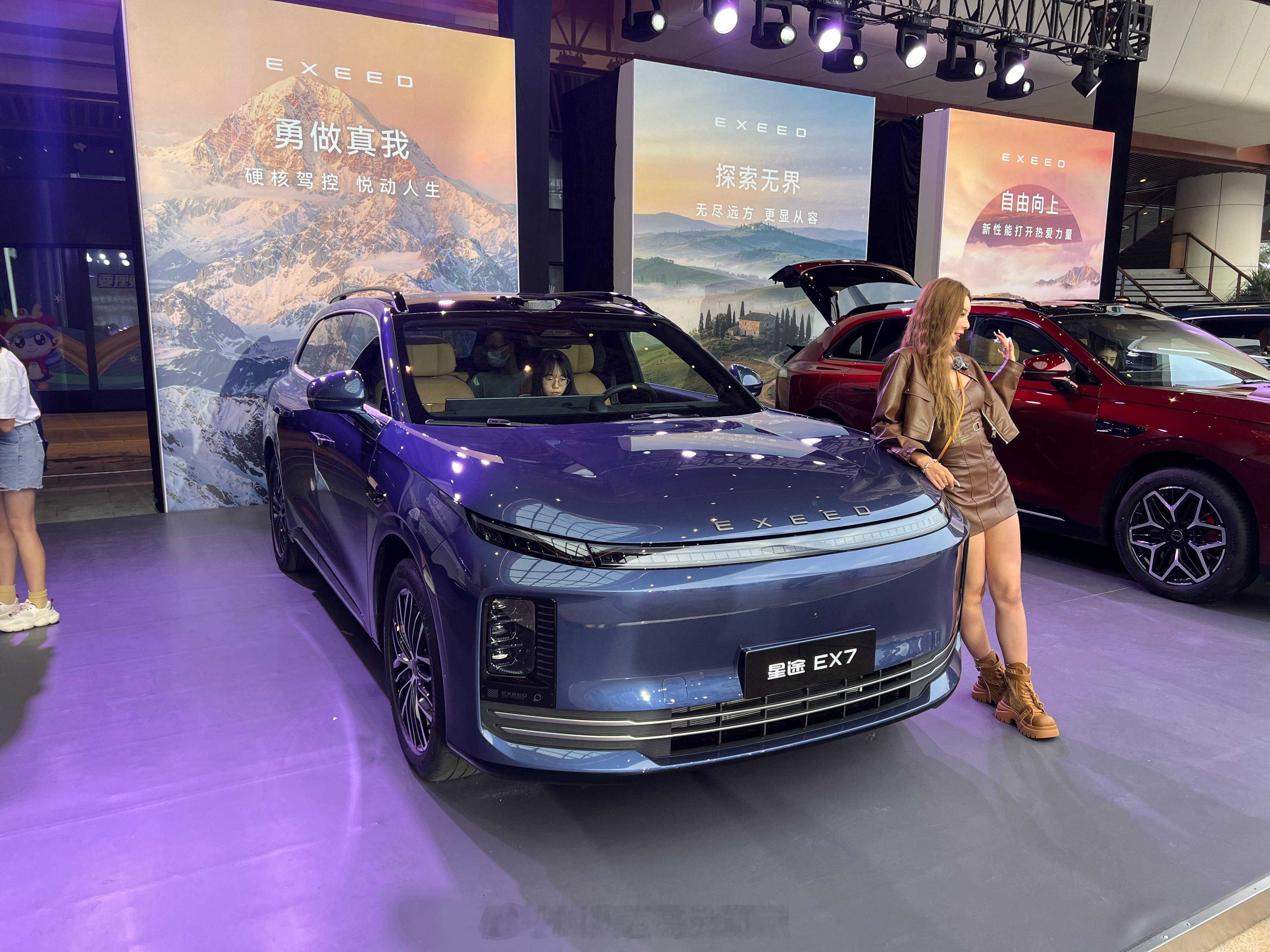 星途EX7的各个颜色都来了兄弟们你们觉得哪个颜色最好看发布会现场还把车拆了看来对