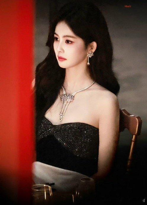 刘浩存白鹿同款礼服刘浩存白鹿撞衫双担狂喜！刘浩存今日北影节的礼服竟然和白鹿穿的是