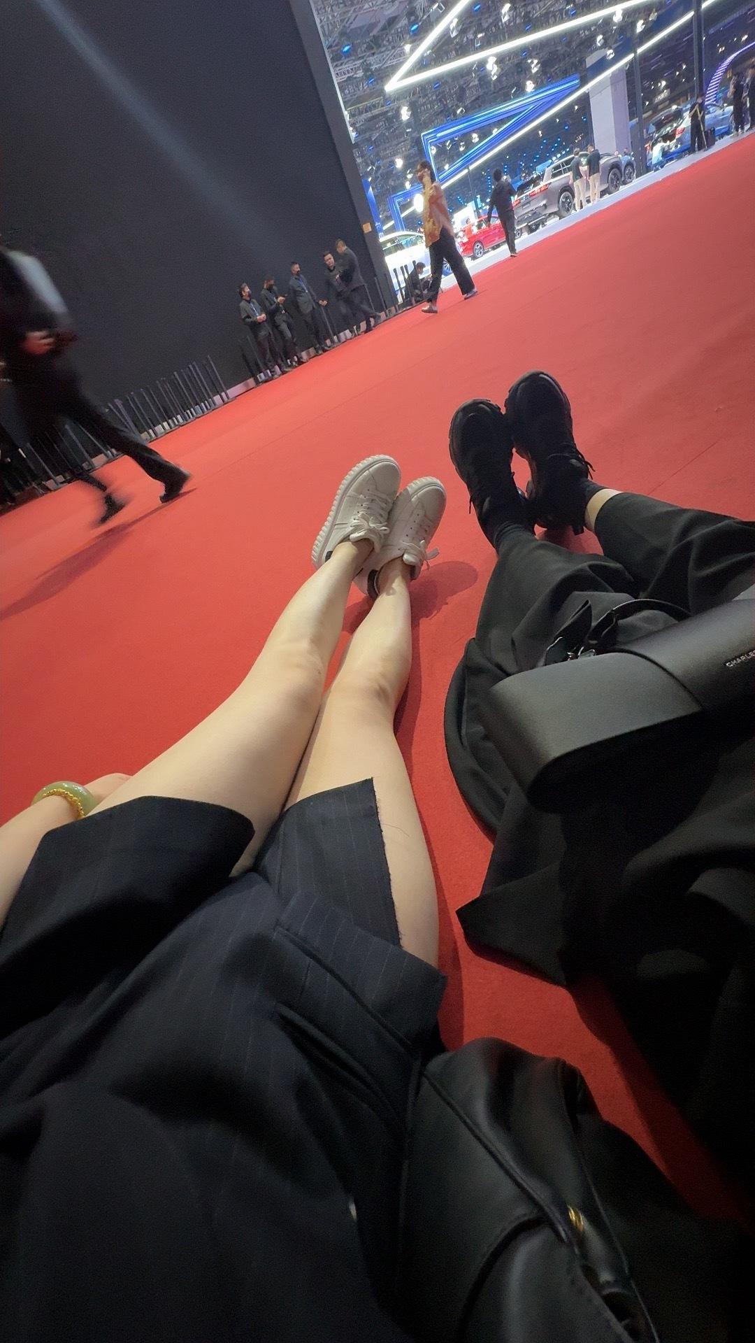 我和在等已经躺下，腿废了，脚也废了……​​​
