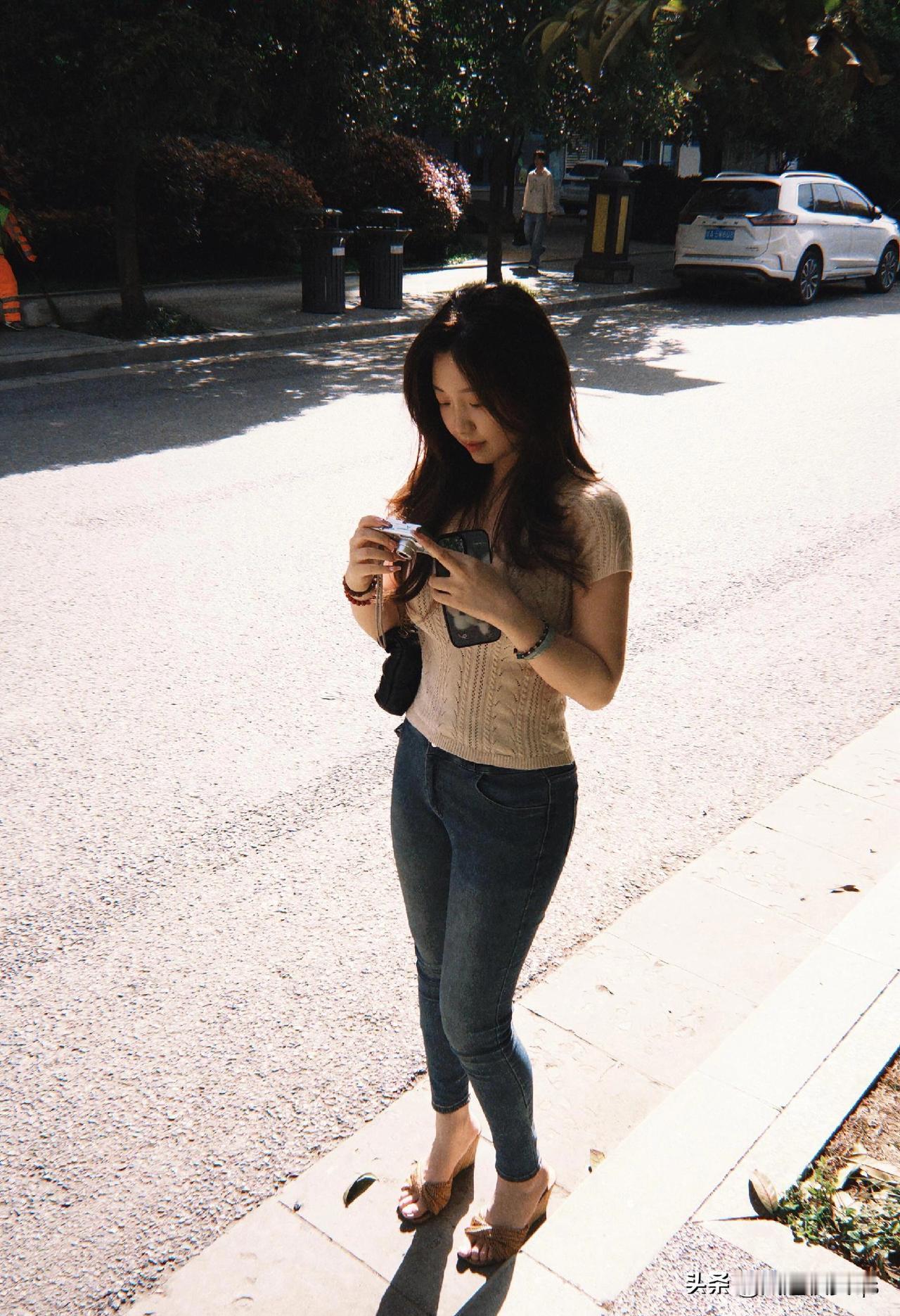 旧爱是昨夜的雨，打湿了衣襟；贵人是清晨的光，照亮了前程。妹子你大胆的往前走，莫回