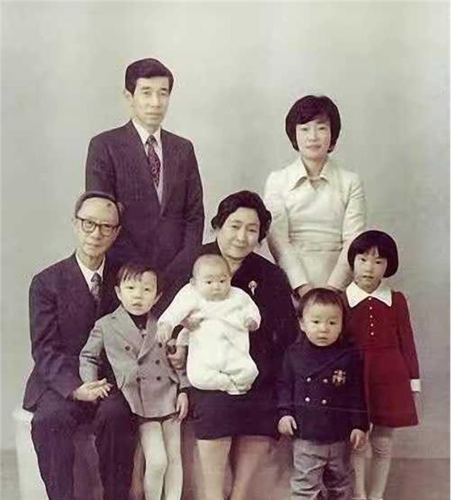 1960年冬的北京，丰泽园的包间里，溥杰攥着酒杯的手有些发紧。对面坐着的周恩